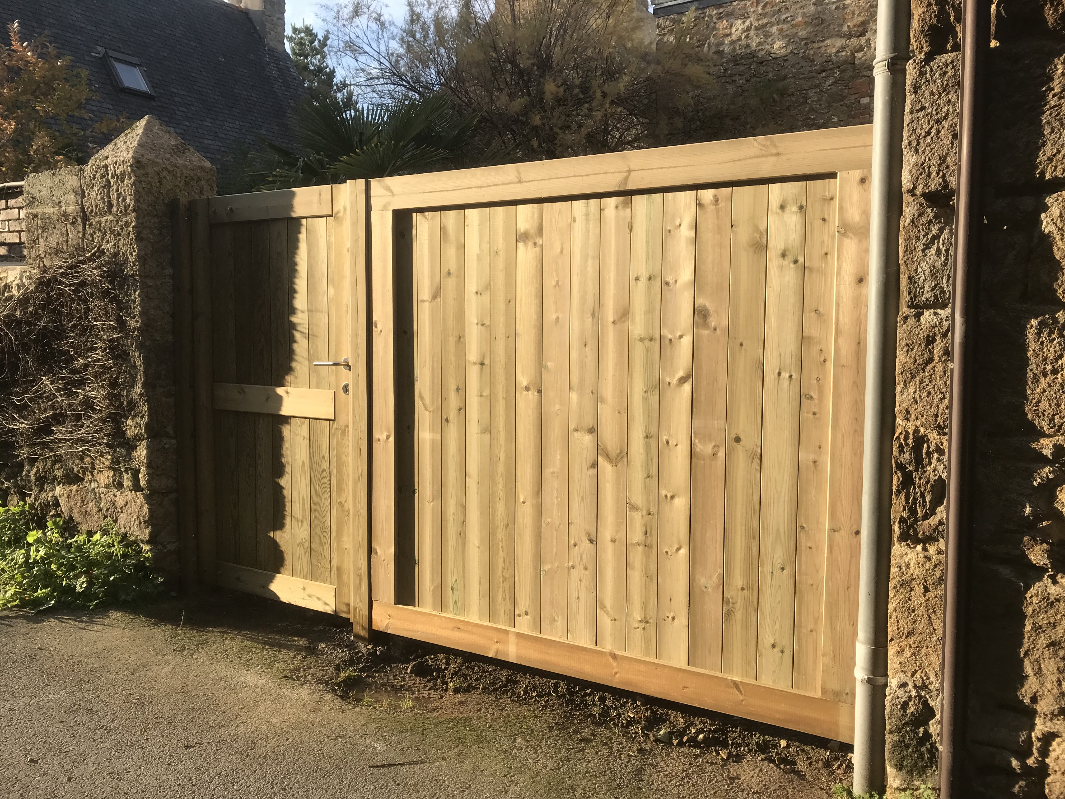 Clôture et porte bois par Breizh LEMAN à St BRIAC SUR MER