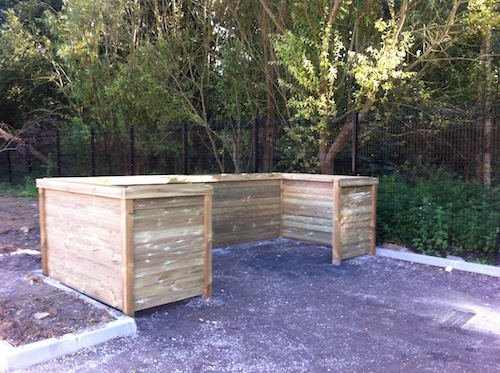 Local à poubelles en bois