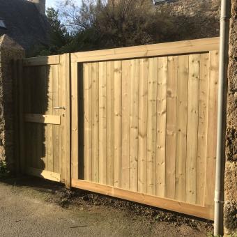 Clôture et porte bois par Breizh LEMAN à St BRIAC SUR MER