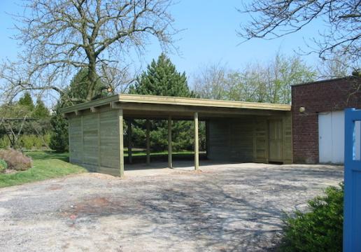 Grand Carport mural avec porte côté PIN SYLVESTRE - Région Lille ( Nord )