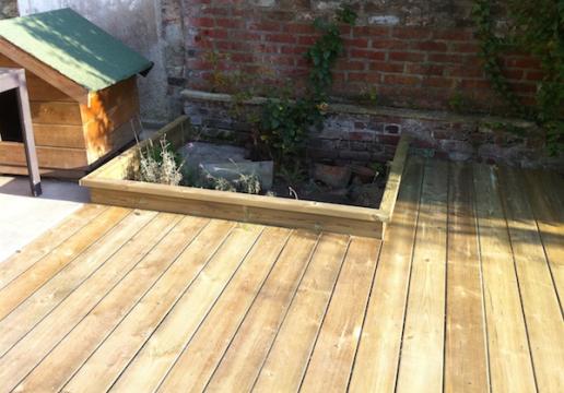 Terrasse Bois en pin sylvestre + Bacs à fleur + Niche chiens en bois HEM ( 59)