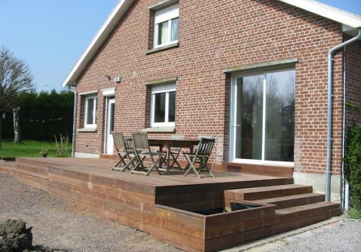 Terrasse SUR MESUREen bois exotique PARAJU avec bac à fleurs et escaliers - NORD PAS DE CALAIS