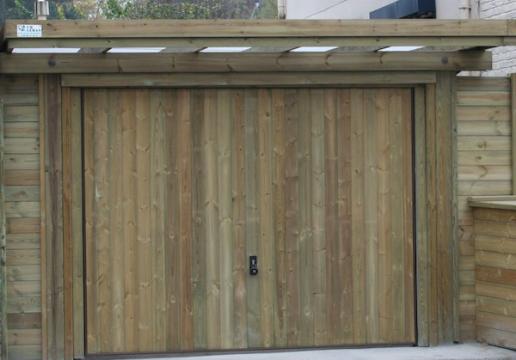 Porte de garage montée par LEMAN sur carport bois COLLSTROP -LE TOUQUET (62)